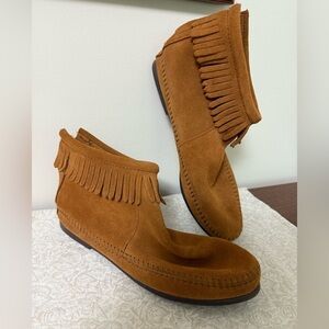 Minnetonka Women's Back Zipper Bootie Hardsole Brown Moccasin Size 10